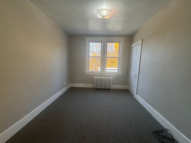 Building Photo - Beautifully Updated 2 Bedroom in Penn-Traf...