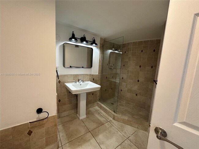 Foto del edificio - 1351 NE Miami Gardens Dr
