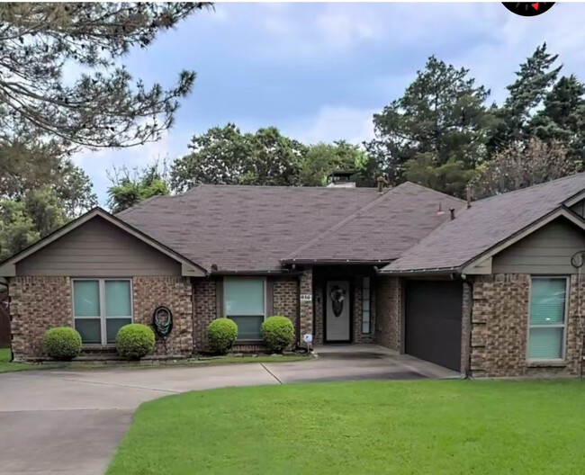 Building Photo - 816 Woodridge Dr