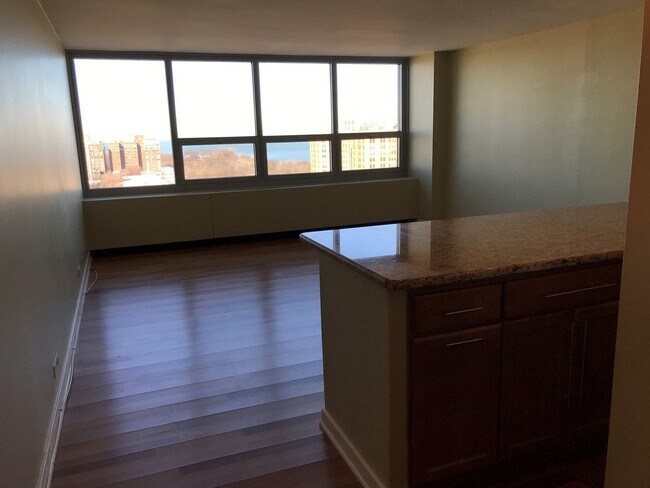 Foto del edificio - 1700 E 56th St