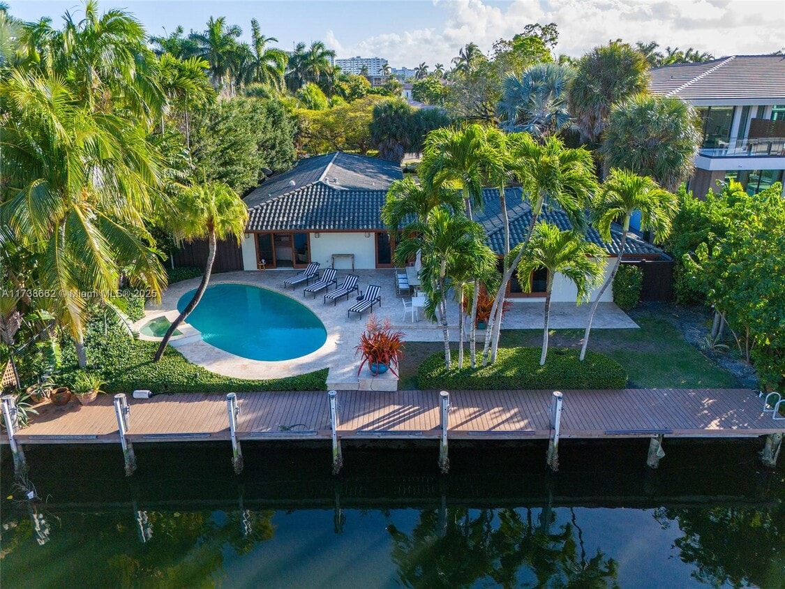 Primary Photo - 2425 Barcelona Dr