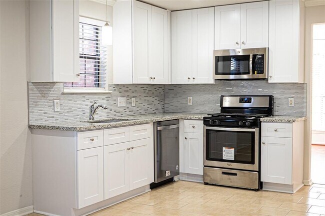 Building Photo - 13816 Trumpetvine St