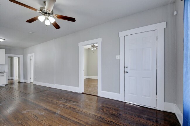 Building Photo - 1314 N Sabinas St