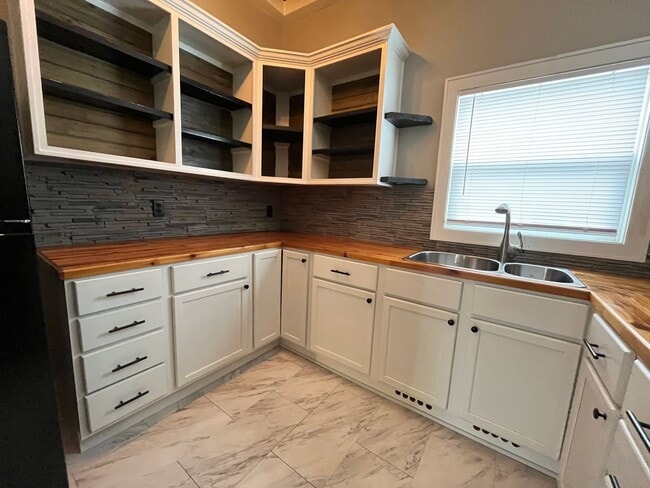 Building Photo - 2 Bed/1 Bath Ranch Home For Rent in Harrisburg, SD!