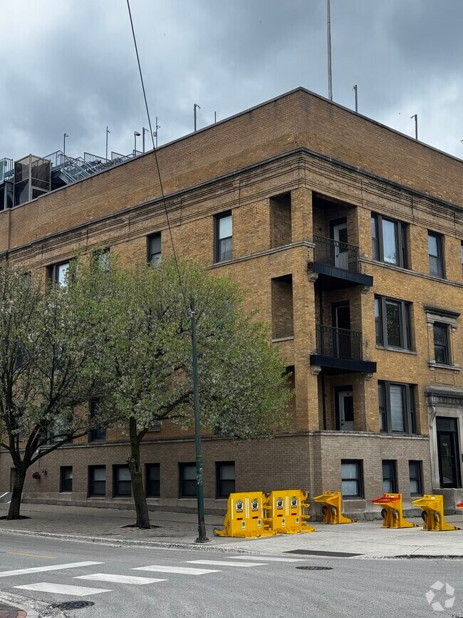 Building Photo - 3700 N Sheffield Ave