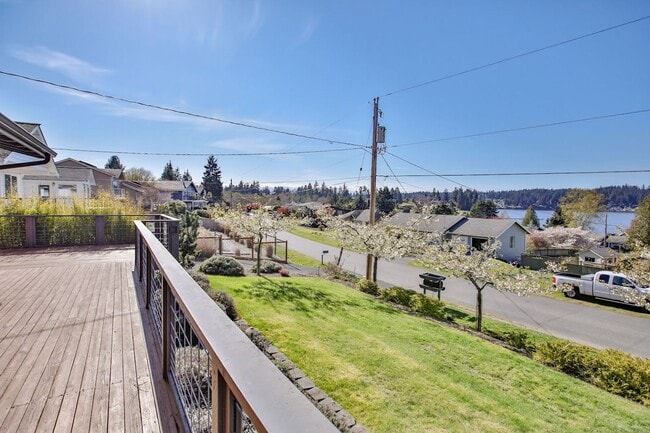 Building Photo - Rare Find with Main House and Fully Equipped ADU!