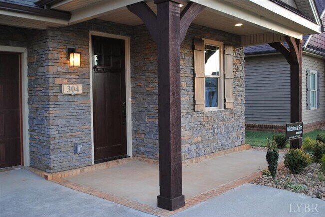 Building Photo - 304 Hunterdale Dr