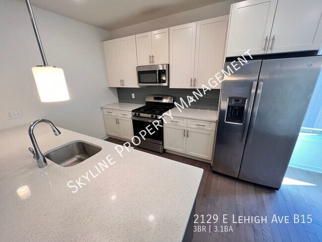 Building Photo - Gorgeous 3 Bedroom Condo W/ Parking For Re...