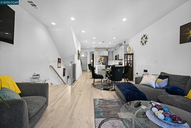 Building Photo - 296 Laurel Knoll Dr