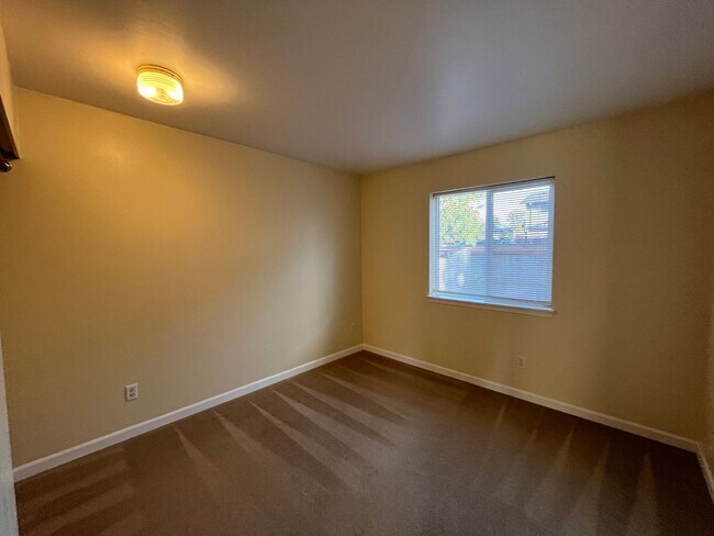 Foto del edificio - Spacious 3 Bedroom w/ Attached Garage