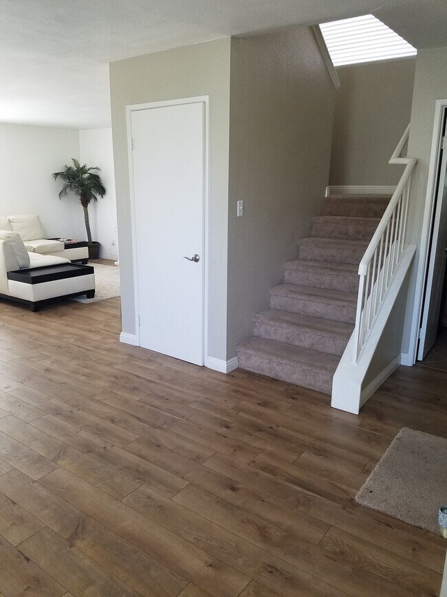 Foto del edificio - 4 bedroom 2.5 bath + Office Home in beauti...