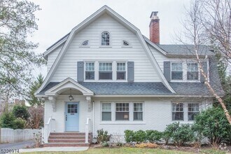 Building Photo - 34 Oakwood Ave