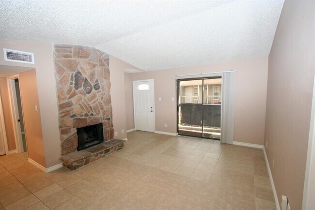 Foto del edificio - 17331 Red Oak Dr