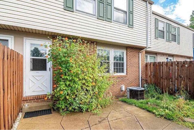 Building Photo - 1828 Higby Dr