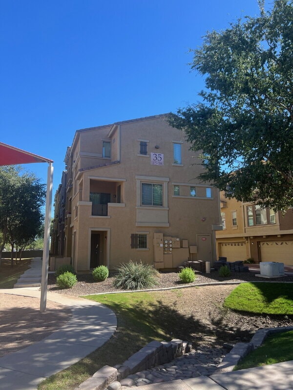 Foto principal - 900 S 94th St