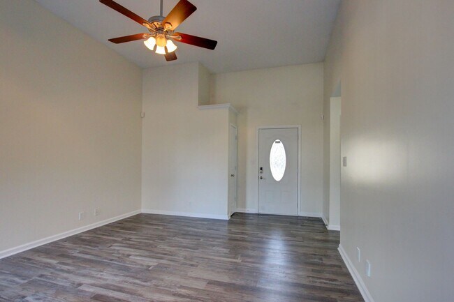 Foto del edificio - 3 bed 2 bath Fenced yard.  Heart of St. B.  Hurry.