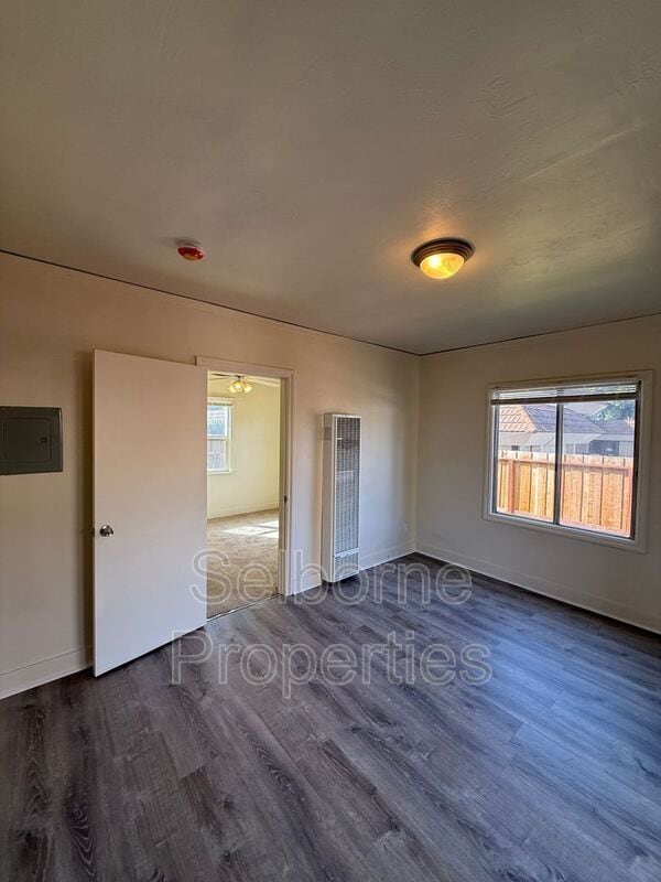Building Photo - 527 Callan Ave