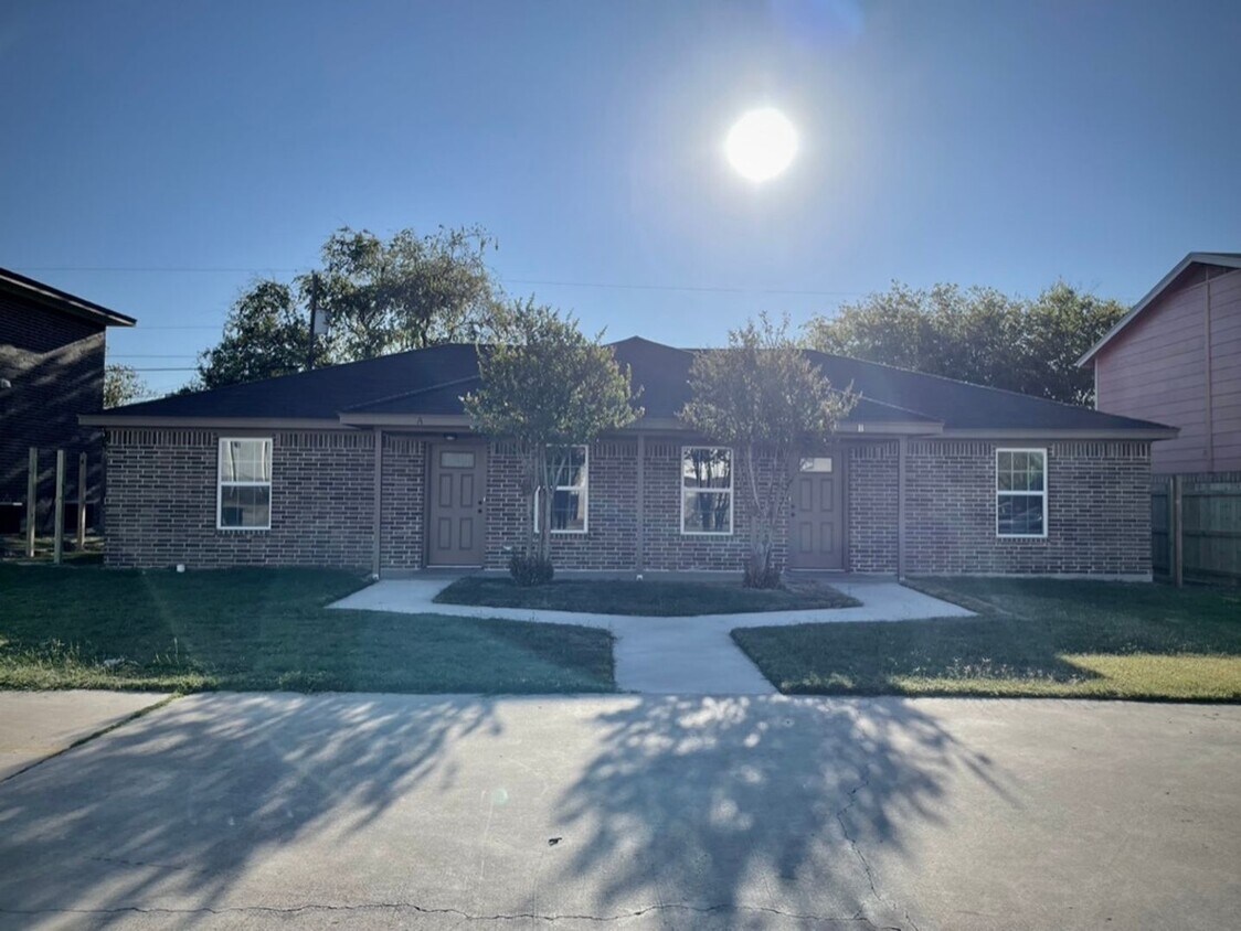Primary Photo - Modern 2 Bedroom 1 Full Bath Duplex!