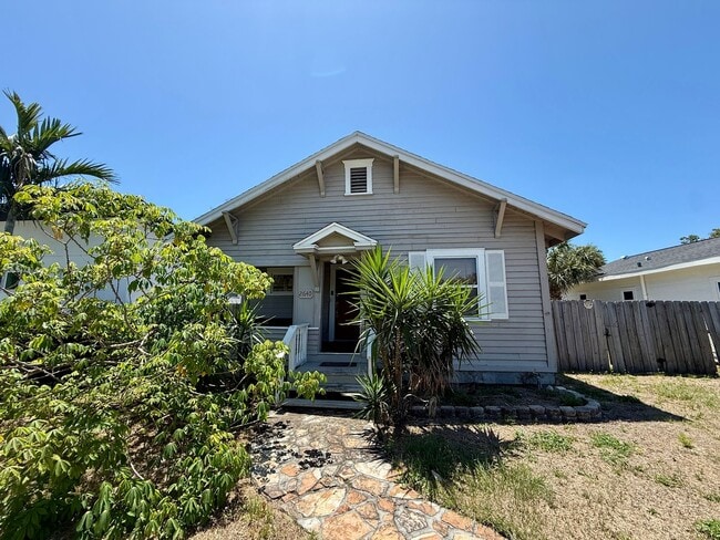 Charming bungalow 3/1 pet friendly blocks from Downtown St. Pete - Charming bungalow 3/1 pet friendly blocks from Downtown St. Pete House