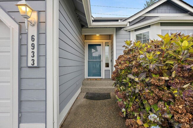 Building Photo - Spacious 4-Bedroom Olympia Home with A/C, ...