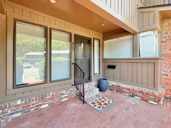 Foto del edificio - 907 Oak Tree Dr