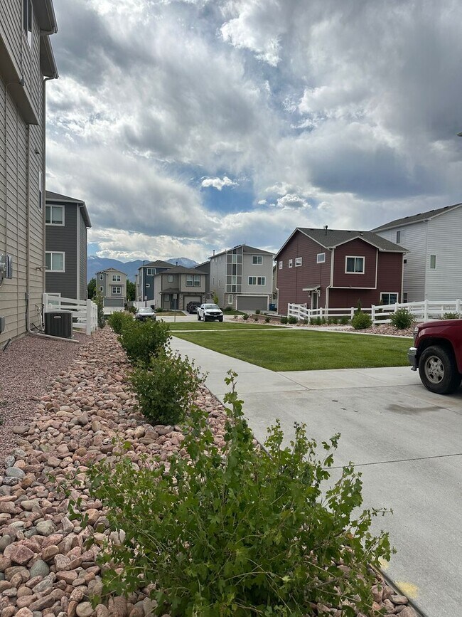 Building Photo - Modern Living in Skyview Village