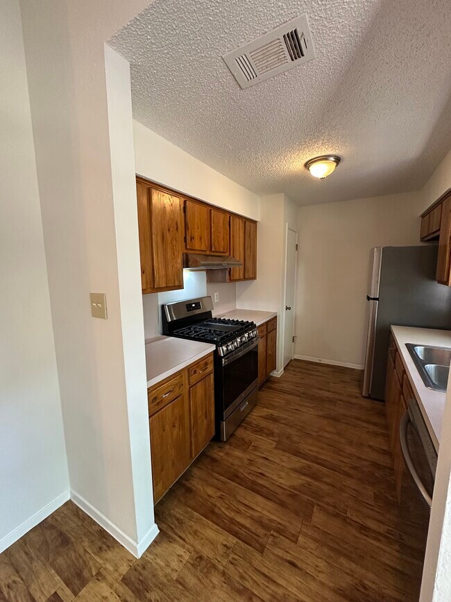 New appliances in kitchen - 4504 Dorsett Oaks Cir