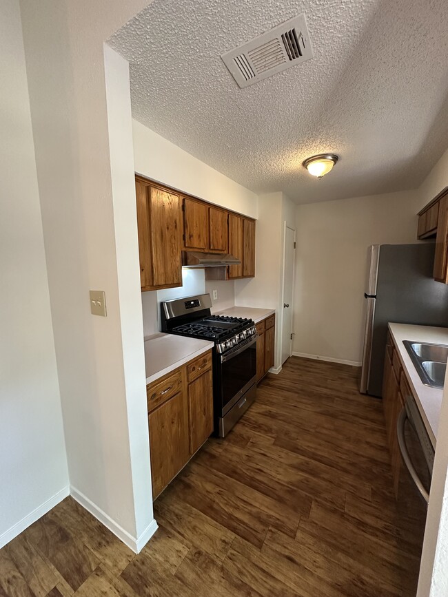 New appliances in kitchen - 4504 Dorsett Oaks Cir