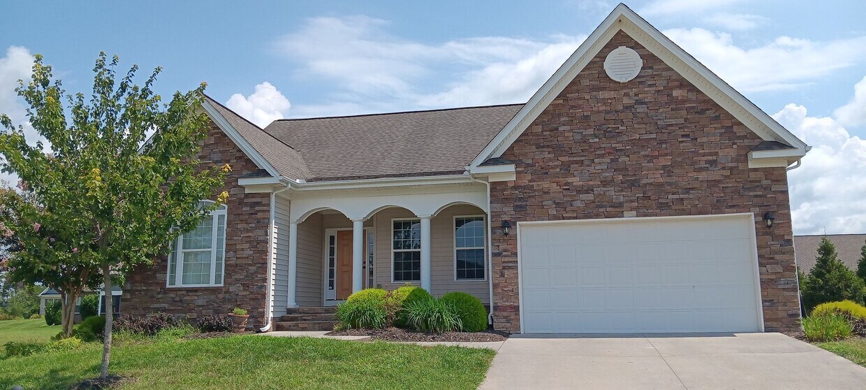 Heron's Landing 4 BD/ 3BTH Available May 14th - 6276 Herons Landing Dr (Radford, VA)