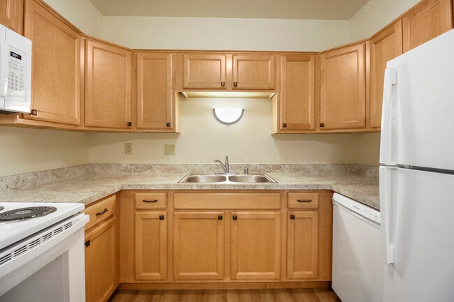 Remodeled Premium Maple Kitchen - Grange/Allison Apartments