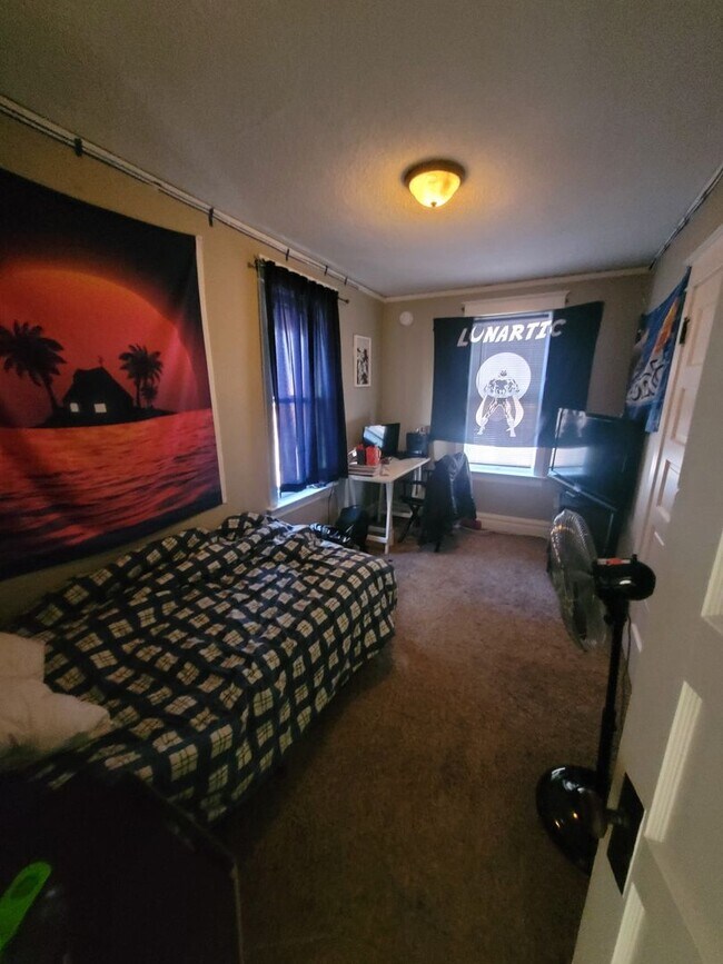 Foto del edificio - AVAILABLE JUNE - 3 Bed 1 Bath w/ Bonus Attic Hangout