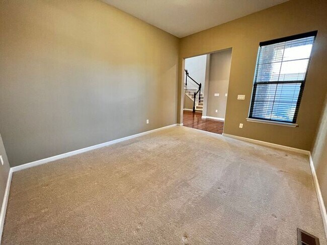 Building Photo - Gorgeous 5 Bed, 4 1/2 Bath House in Kechte...