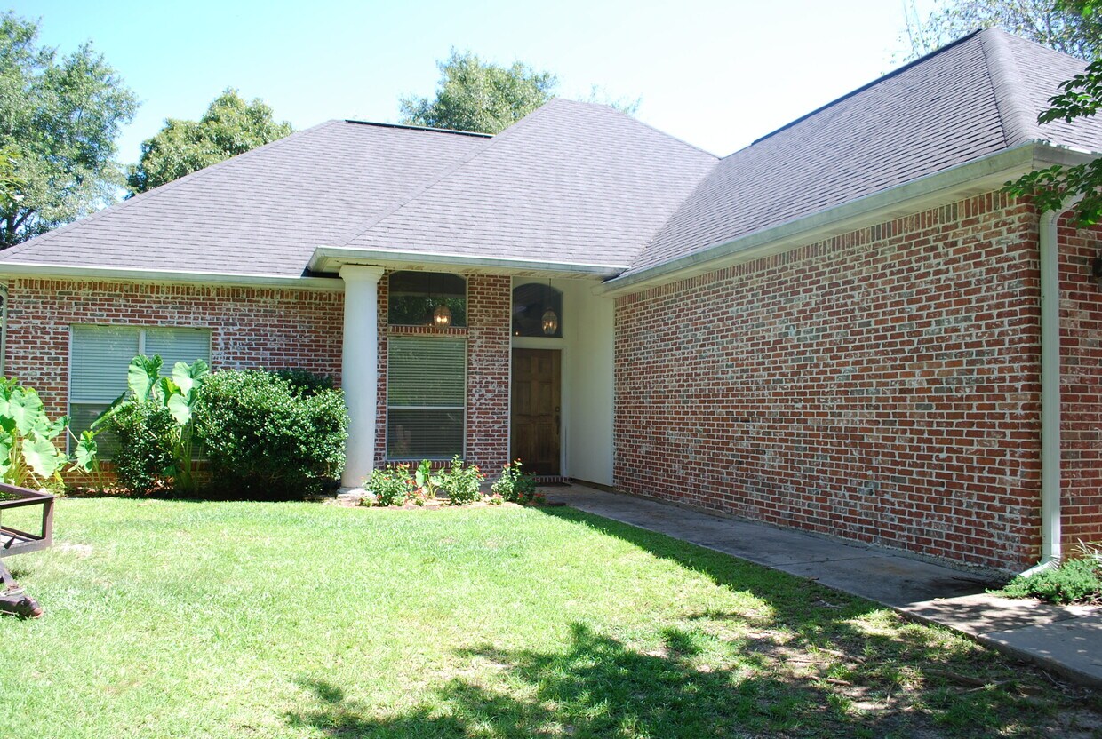 8710 Mamalu Pl, Diamondhead, MS 39525 House Rental in Diamondhead, MS