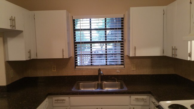 Building Photo - 2736 Park Dr