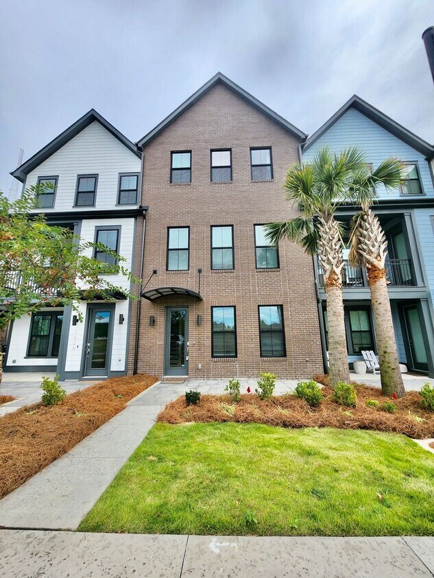 Foto principal - Stunning 4 Bedroom Townhome in Midtown - M...