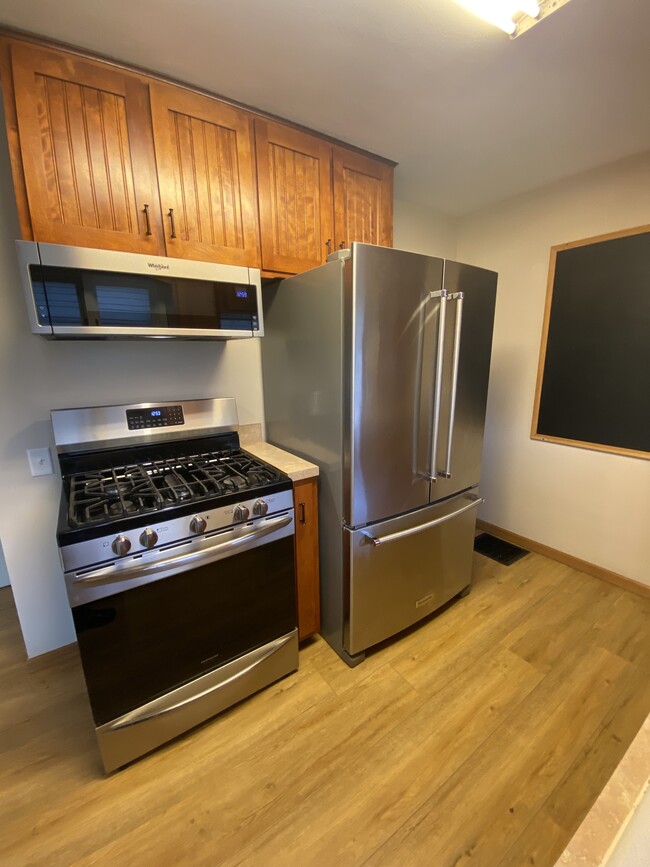 Stainless appliances - 855 Wabash Ave S