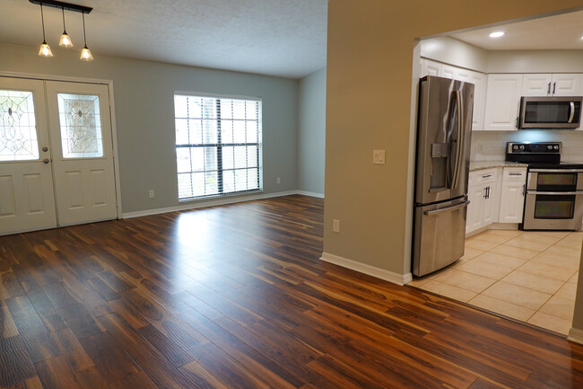 Building Photo - 512 Pinewalk Dr