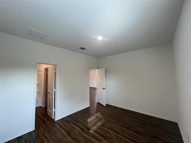 Building Photo - 841 Piney Bend