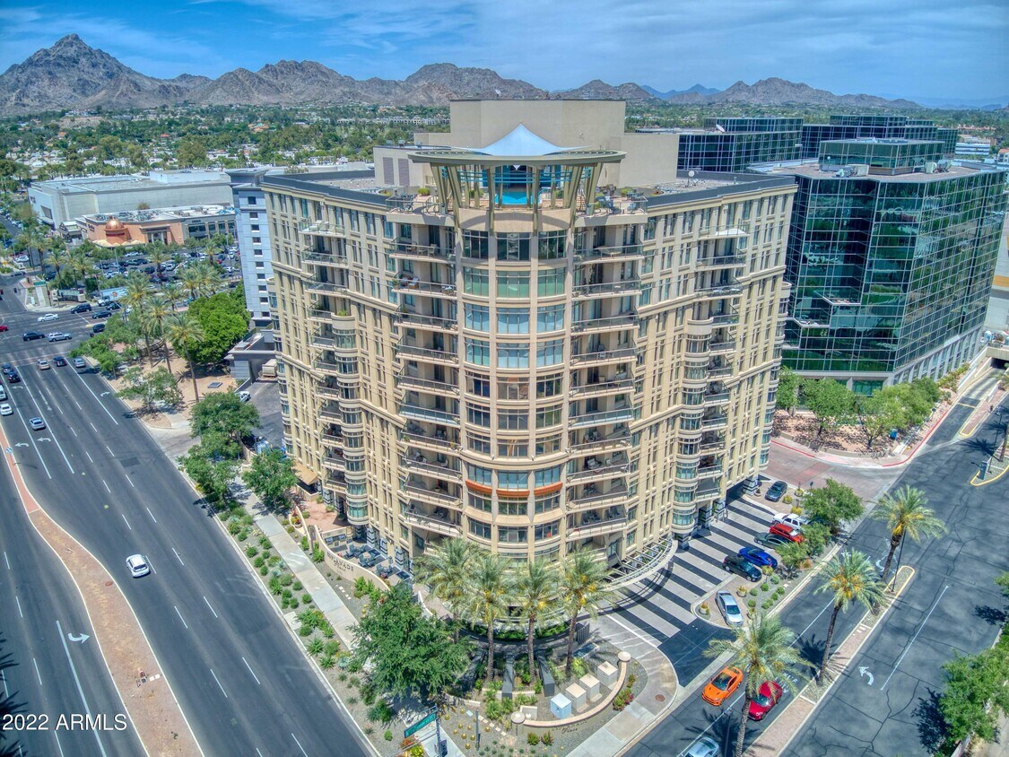 Foto principal - 2402 E Esplanade Ln