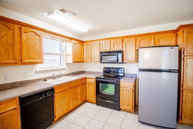 Building Photo - 3/2/2 Tucked Away in a Quiet Cul-de-Sac