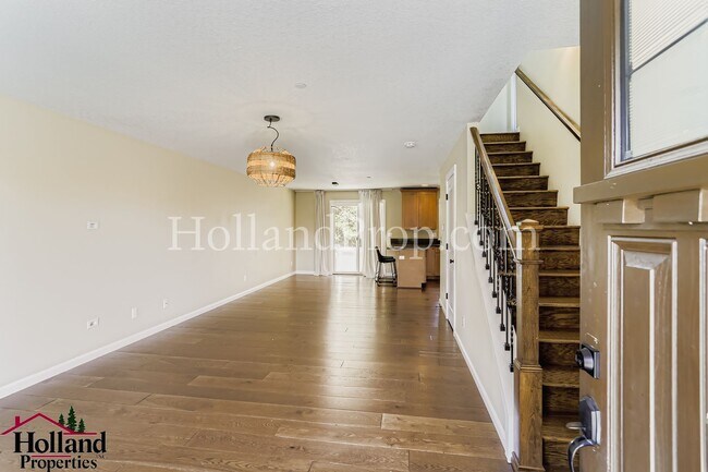 Building Photo - Spacious 4-Bedroom Home in Prime Location ...