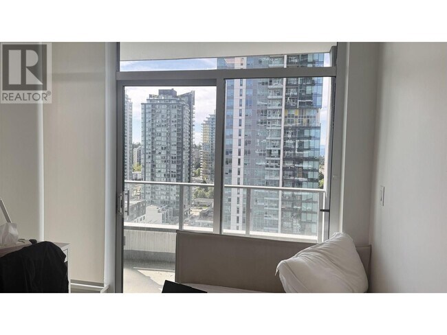Photo du bâtiment - 6511-6511 Sussex Ave