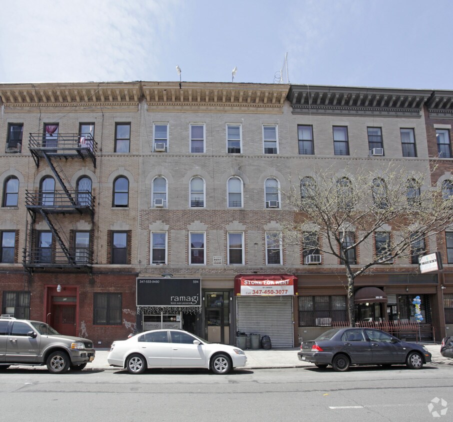 Foto del edificio - 594-596 Rogers Ave