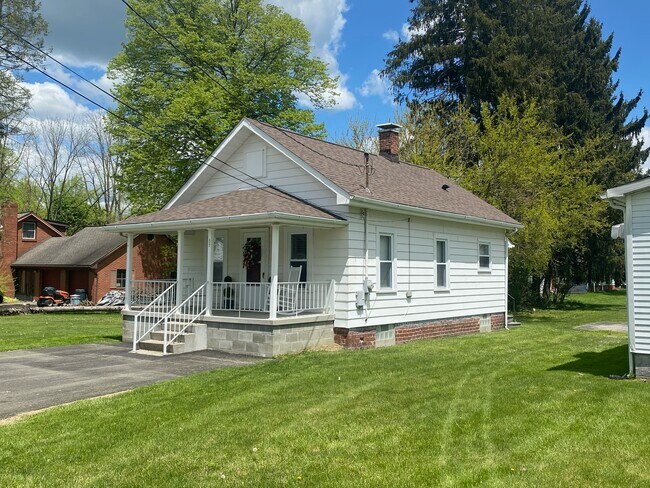 Building Photo - 204 Oak St