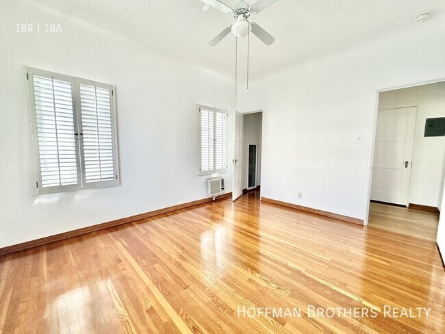 Foto del edificio - 5044 Rosewood Ave