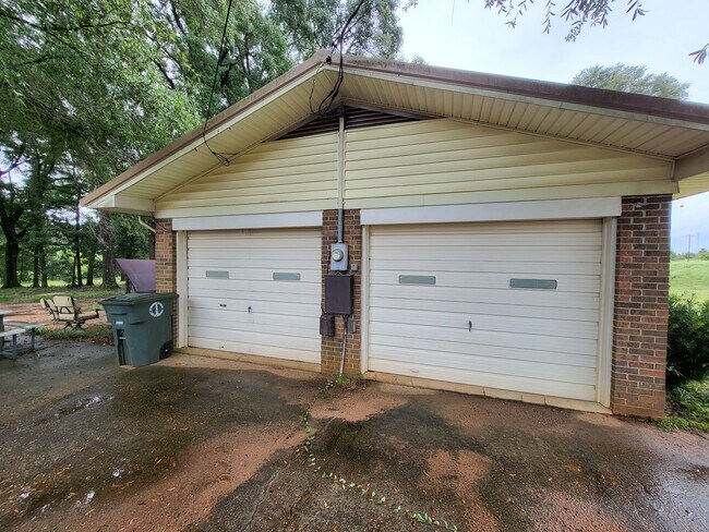 Building Photo - 2500 Neal Metcalf Rd