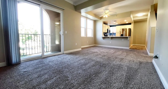 Building Photo - Beautifully Remolded Upscale 2 bed 2 bath ...