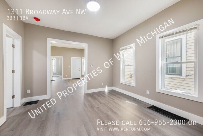 Building Photo - Available Now |  3 Bedroom, 1 Bath Apartme...