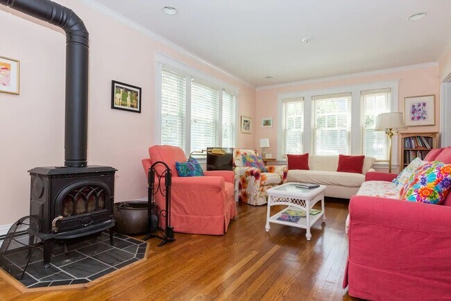 Building Photo - 16 Linden Pl