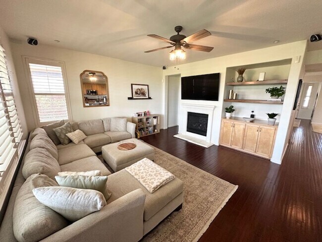 Foto del edificio - Brentwood 4 bd/ 2.5 bath with Speakeasy Ro...